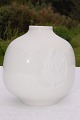 Flot lille 
buttet vase af 
hvid porcelæn 
og bisquit med 
motiv af kvinde 
som spiser 
æbler. Højde 9 
...