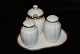 Bing & Grøndahl 
Offenbach, Plat 
de ménage 
Triangular 
plate, mustard 
pots, salt and 
pepper ...