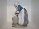 Stor Royal 
Copenhagen 
figur, 
Bondekone med 
en kurv med 
kartofler.
Af 
fabriksmærket 
ses det, ...