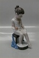 Lyngby figur. 
05 Pige 
"Susanne" 18,5 
cm Pige der 
tager fodbad  
Stemplet med 
Kongelig Krone, 
...