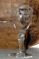 Stort smukt 
gammelt glas, 
med 
guillocheret 
kumme og slebet 
ejerinitialer, 
på omvendt ...