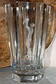 6- kantet vase 
af krystalglas. 
Vase med motiv 
af nøgen kvinde 
med drueklase. 
Højde 20 cm. 
Bredde ...