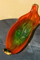 Glaskunst fra 
Italien. Kæmpe 
frugtskål af 
orange og grønt 
glas. Længde 
38cm. Hel 
stand, ingen 
skår.