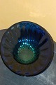 Glaskunst fra 
Italien. Kæmpe 
frugtfad af 
blåt glas med 
grøn bund.  
Længde 37 cm. 
Bredde 27 cm.  
...