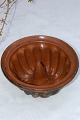 Fin gammel 
buddingform af 
keramik, 
diameter 23,5 
cm. Højde 11 
cm. Pæn 
velholdt stand.