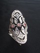 Silver ring 
with three red 
diamond cut 
crystal. 
Ring size 51 = 
ø 16 mm