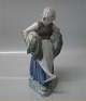Kgl. figur fra 
Royal 
Copenhagen 903 
Kgl. Pige med 
neg Chr. T. 
1905 21 cm  I 
hel og fin 
stand
