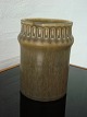 Michael 
Andersen, 
Bornholm:
Cylinderformet 
vase med brun 
harepelsglasur.
Nr. 5988-1.
Højde - ...