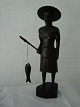 Hardwood figur "Fisker" med løs fiskestang og fisk.Højde 26½ cm.