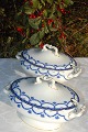 English 
faience. Pair 
sauce boat with 
lid. Length 
21cm. Height 
13.5cm. Fine 
condition