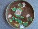 Cloissonné 
tallerken - 
flad.
Brun fond med 
floral 
dekoration.
Diameter - 17 
cm.