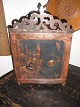 Lille pengeskab 
af jern 
rest af 
original maling
Danmark ca år 
1800-1820
Højde 37,5cm 
Bredde ...