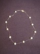 Halskæde
Sølv tråd  med 
15 stk 8 mm 
perler.
Længde: 43 cm
Pris 425,-