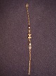 Armbånd
Guld 9k
prydet med 
3 zirkoner 
længde  18,5 
cm