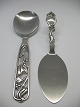 Diverse 
serveringsdele 
: Serveringske 
med rustfri 
stål længde 
21,6 cm fra 
1943. til kr. 
395. ...