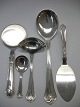 Serveringsbestik.
 Lagerbeholdning:
Tretårnet:
Serveringsske 
       længde 
ca. 22 cm.      
 kr. ...