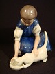 Figur
Pige giver kat 
mælk
Bing & 
Grøndahl 
B&G nr 1745
1 sortering
