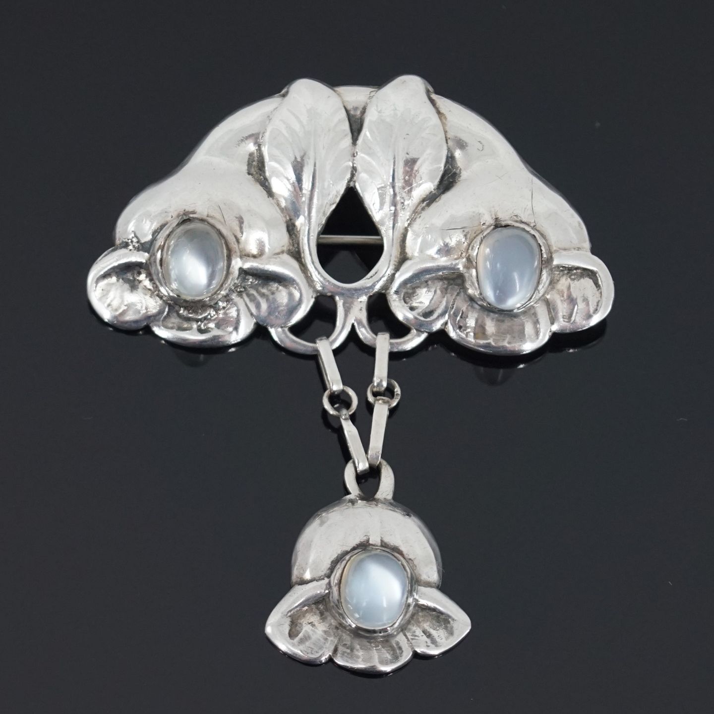 Antik Evald Nielsen; A brooch of silver set with moonstones