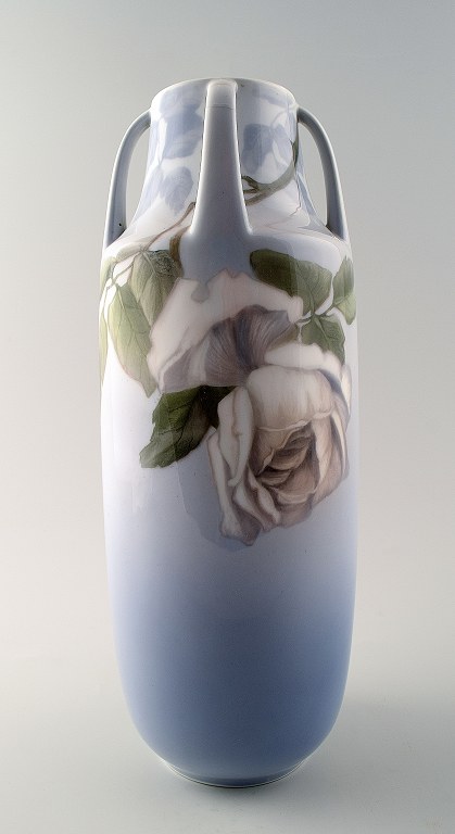 Royal Copenhagen art nouveau vase dekoreret med en rose og en sommerfugl.