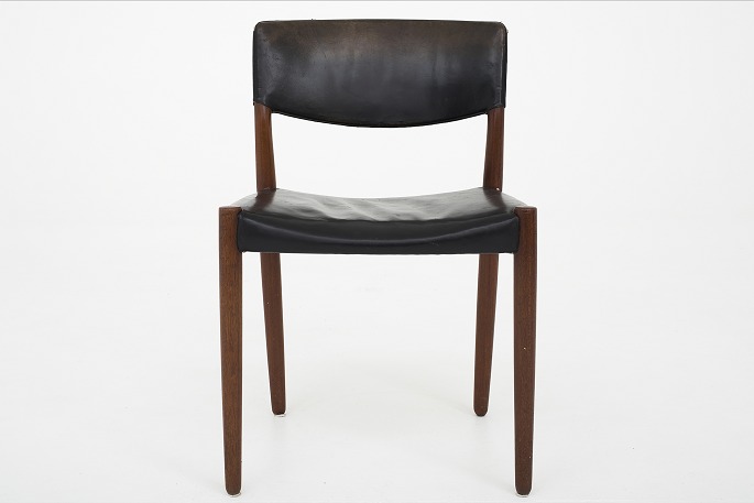 Ejner Larsen & Aksel Bender Madsen
3 dining chairs in black leather and teak
God condition
