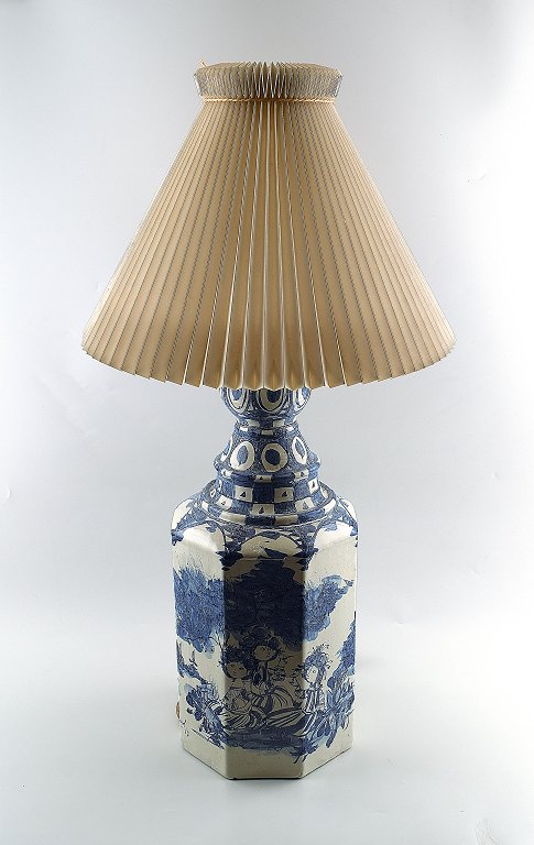 Bjørn Wiinblad, f. København 1918, d. 2006.
En stor bordlampe af lertøj, modelleret i kantet form.