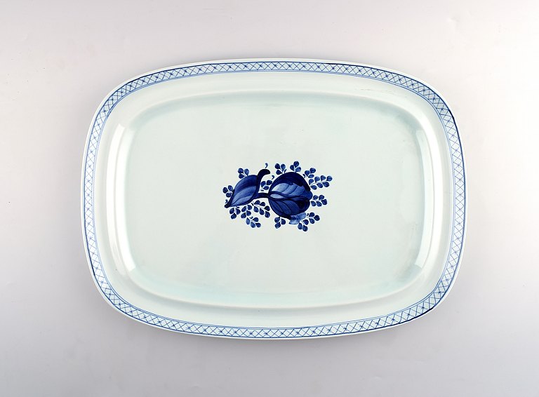 Large squared Tranquebar rare dish from Royal Copenhagen / Aluminia.
Decoration number 11/2865.