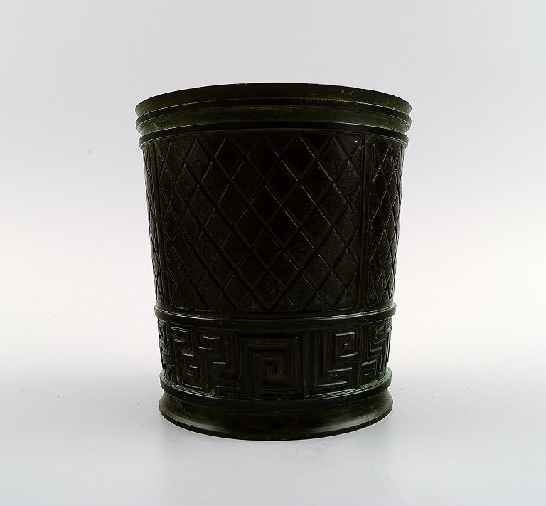 Just Andersen bronze vase, modelnummer 1823. 
Vikinge motiver.