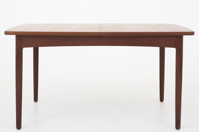 Erik Wørts / Cabinetmaker Henrik Wørts
Dining table in teak w. extension leaves
See matching chairs with ref. no.: 1030055
Good, used condition
1 pc. in stock
