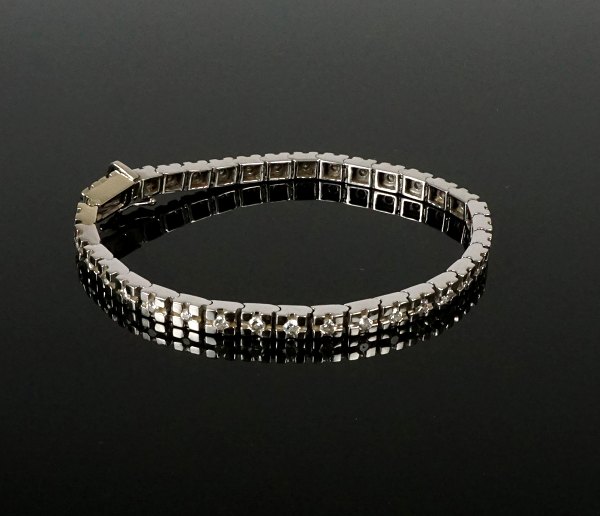 Tennis wristband, 14ct white gold with 35 diamonds, each 0,03Ct