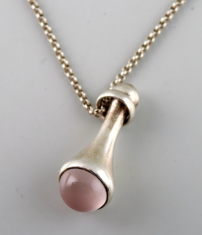 Georg Jensen: Halskæde, model Droplet, af 925 sterlingsølv, prydet med 
cabochonslebet rosa kvarts.