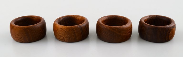 Kay Bojesen 4 servietringe i teak. 
Dansk design 50´erne.