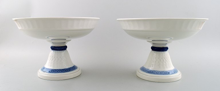 2 stk. Blå Vifte Royal Copenhagen porcelæn spisestel. Kongelig porcelæn.
Stor skål på høj fod, opsats nr. 11549.  2 stk. haves.