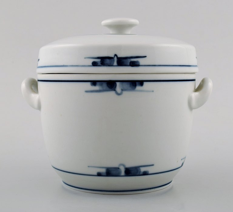 Royal Copenhagen Gemina.
Designer: Gertrud Vasegaard in 1959.
Gravy boat / jam jar with lid, no. 41/14625.