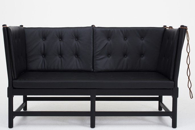 Børge Mogensen / Fritz Hansen
BM 1789 - Tremmesofa i sort læder og sortlakeret bøg
Leveringstid: 6-8 uger
Nyrestaureret
