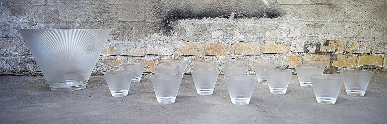 KAJ FRANCK, FINSK DESIGNER, KUNSTGLAS, DRIKKEGLAS, 16 glas og punch bowle.