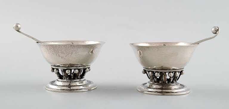 Georg Jensen: To saltkar med tilhørende saltskeer.
