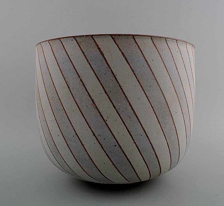 Bente Brosbøl Hansen (f 1961) Keramikvase. Glaseret stentøj med geometrisk 
dekoration.