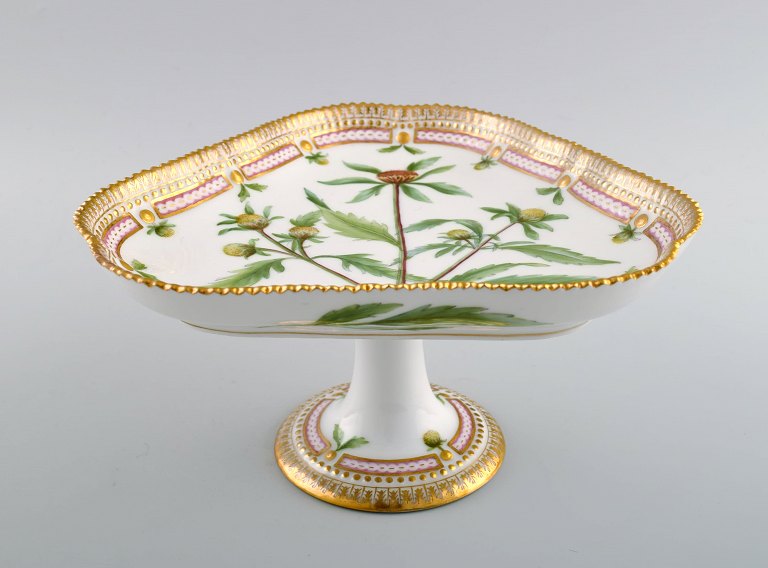 Royal Copenhagen. Flora Danica opsats af porcelæn. Dekoreret med 