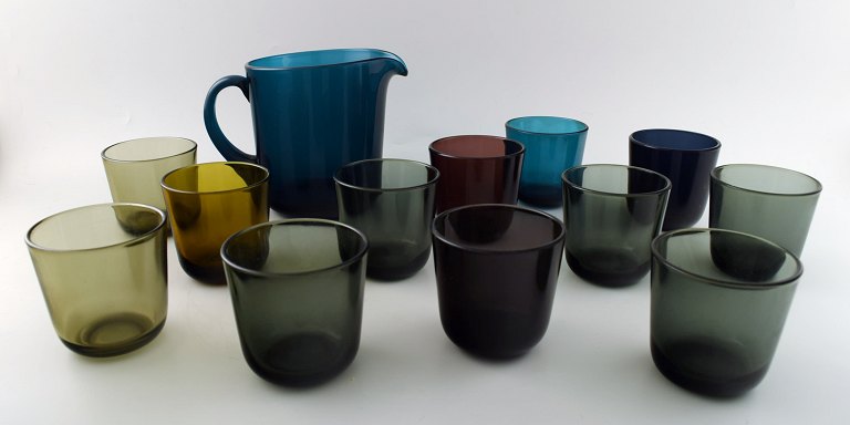 Kaj Franck (Finsk, 1911–1989) Nuutajärvi Glass Works, Finland, kunstglas. 12 
drikkeglas samt kande i forskellige farver.