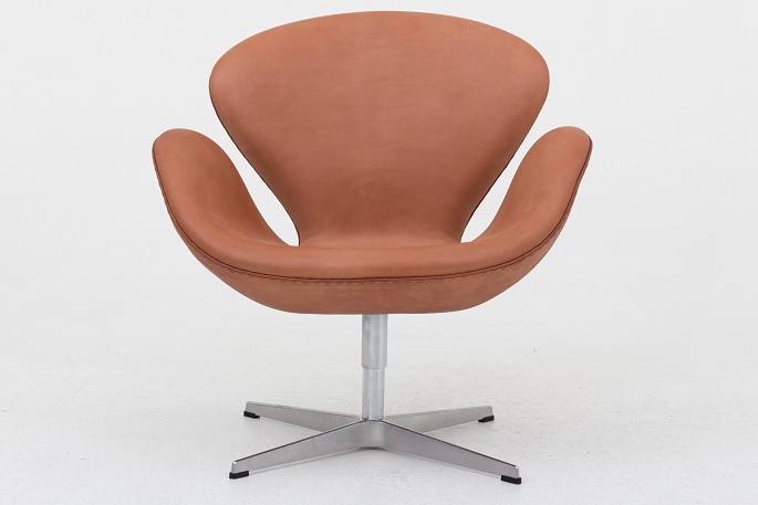 Arne Jacobsen / Fritz Hansen
AJ 3320 - Reupholstered "The Swan" in Dunes Cognac on new base
Availability: 6-8 weeks
Renovated
We can offer upholstery of The Swan in fabric or leather of your choice. Please 
contact us for more information.
