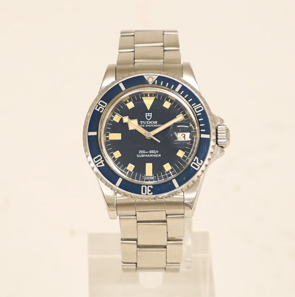 Tudor Submariner blue "Snowflake", reference 94110. Årgang 1980. D: 40mm. 
Leveres med Tudor stålrem