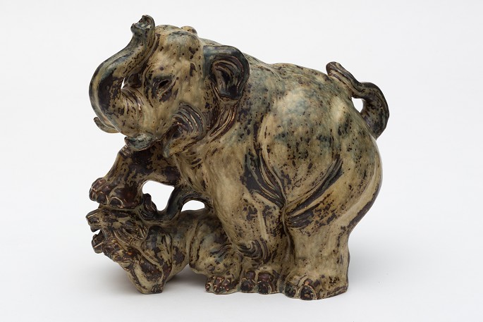 Knud Kyhn / Den Kgl. Porcelænsfabrik
Elephant and tiger of stoneware w. Sung glaze. No. 20165.
1 pc. in stock
Good condition. Small repair.
Location: KLASSIK Flagship Store - Bredgade 3, 1260 KBH. K.
