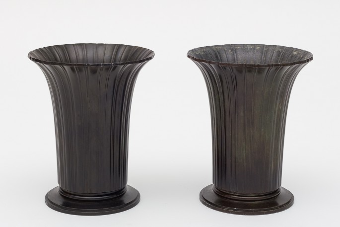 Just Andersen
A pair of large vases in diskometal
1 set in stock
Good condition
Location: KLASSIK Flagship Store - Bredgade 3, 1260 KBH. K.
