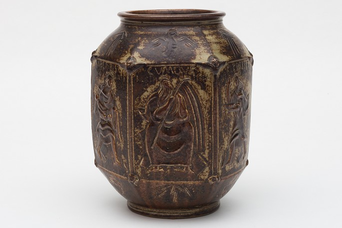 Jais Nielsen / Den Kgl. Porcelænsfabrik
Colossal floor vase in stoneware with brown glaze. Model no. 2222.
1 pc. in stock
Good condition
Location: KLASSIK Flagship Store - Bredgade 3, 1260 KBH. K.
