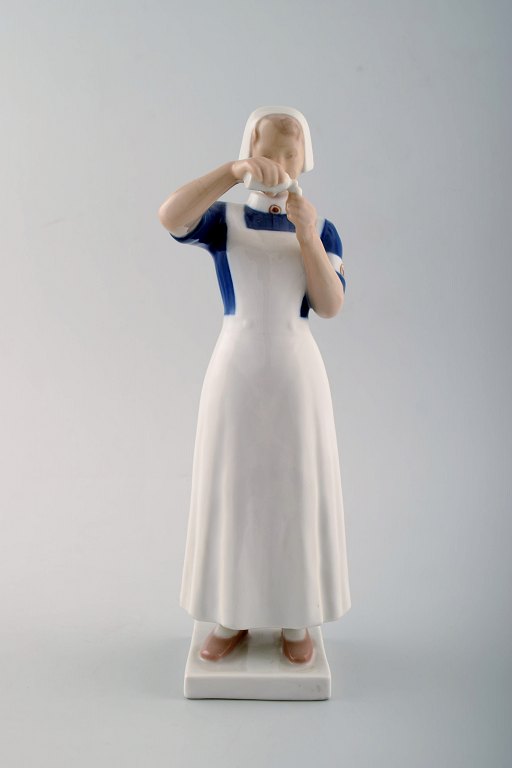 Bing og Grøndahl sygeplejerske, figur af porcelæn, nummer 2226. 
