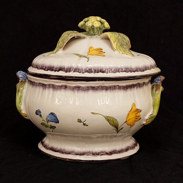 Polychrom dekorierte Fayence Terrine. Stralsund um 1770. H: 26cm. D: 30cm