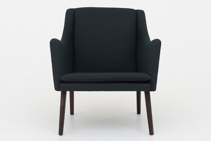 Tove & Edvard Kindt-Larsen / Cabinetmaker Gustav Bertelsen
Reupholstered easy chair in dark green wool (Fiord col. 991) w. stained legs.
1 pc. in stock
Renovated
1 pc. in stock

