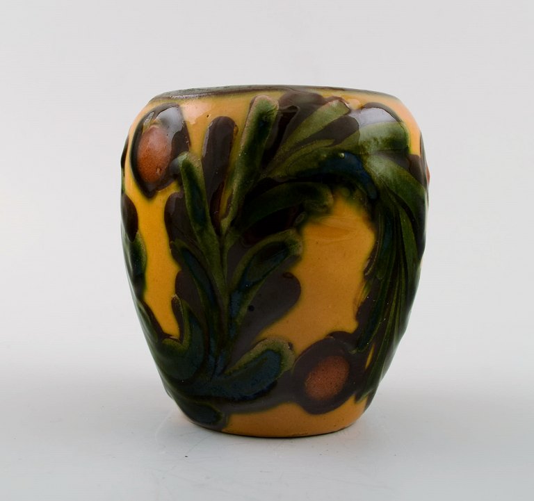 Kähler, Denmark, glazed stoneware vase. 1940s.
Cow horn glaze.