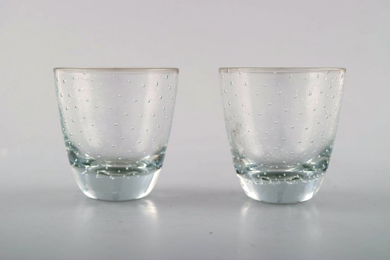 Tapio Wirkkala for Iittala. Finland 1960´erne.
2 vodkaglas i klart kunstglas indgraveret dekoration i form af prikker.
