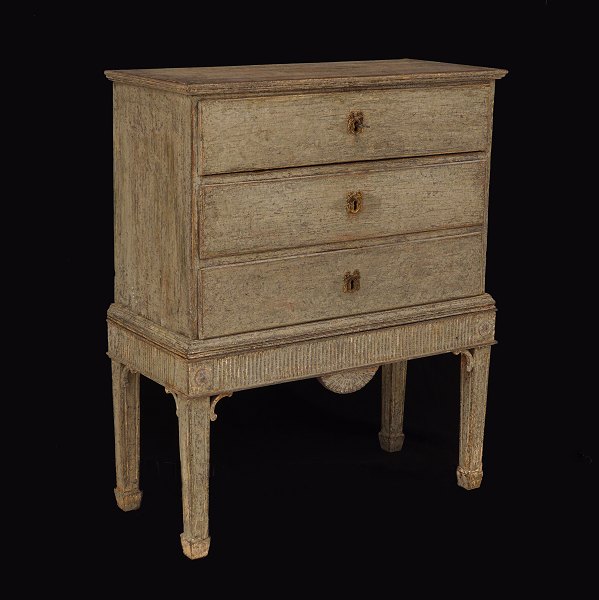 A greengray decorated Gustavian chest of drawers. Sweden circa 1800. H: 90cm. W: 
73cm. D: 35cm